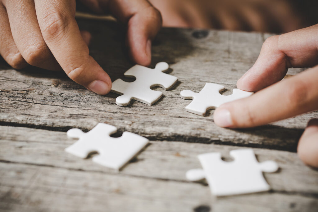 Mains qui construisent un puzzle