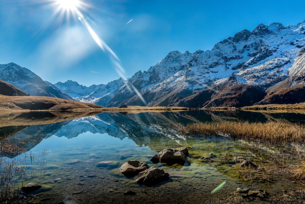 Lac transparent avec des mongagnes en arrière plan
